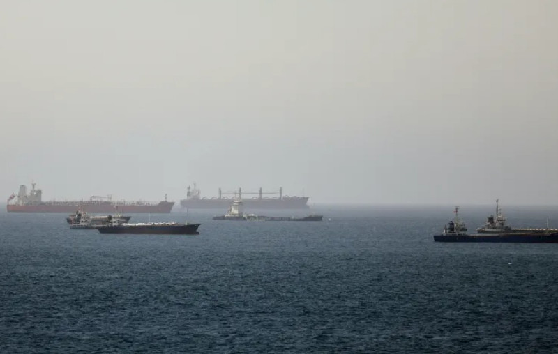 Iran Tutup Selat Hormuz, Lalu Lintas Kapal Turun Drastis hingga 65 Persen