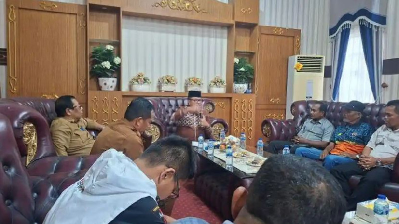 Silaturahmi dengan Wartawan, Bupati TRK Jelaskan Investasi Rp200 Triliun untuk Kemajuan Daerah