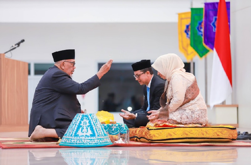 Peusijuk Warnai Lepas Sambut Rektor UTU, Prof Nyak Amir Wujudkan "UTU Gemilang"
