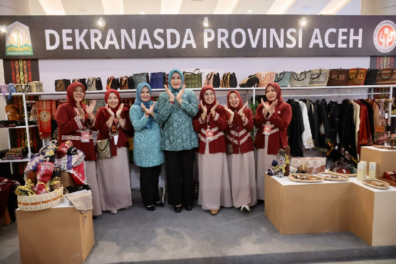 Ketua Dekranasda Aceh Tinjau Stand Kerajinan Aceh di HUT Dekranas ke-46