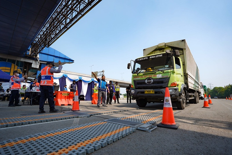 Jelang Penertiban ODOL 2027, Korlantas Polri Edukasi Sopir Truk di Tol Jakarta-Cikampek