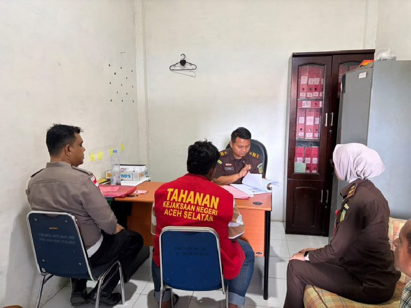 Satlantas Polres Aceh Selatan Limpahkan Tersangka dan Barang Bukti Kasus Laka Lantas ke Kejari