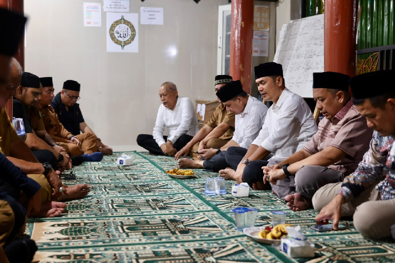 Sekda Aceh Takziah ke Rumah Duka Ibunda Pemred Serambi Indonesia di Sigli