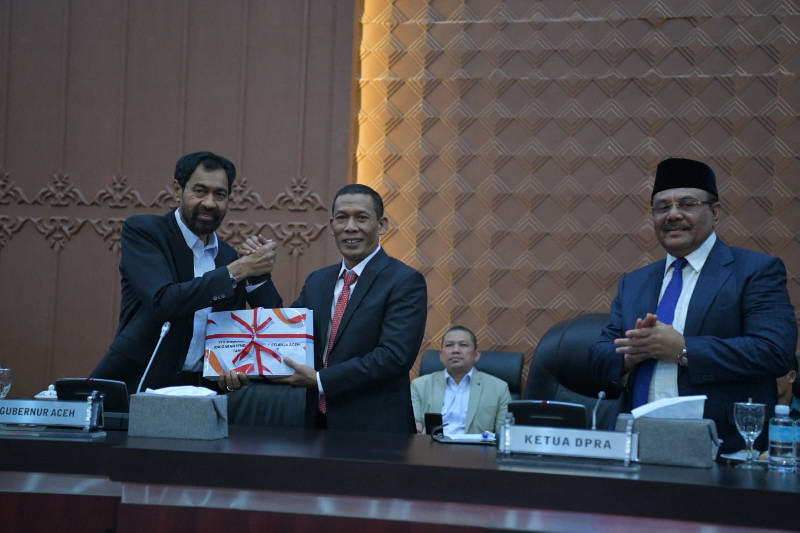 &lrm;Gubernur Aceh Sampaikan Raqan Pertanggungjawaban Pelaksanaan APBA 2025 ke DPRA