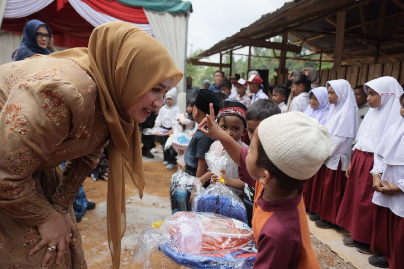 Kak Na Sapa Warga Uning Mas di Huntara Blang Rakal