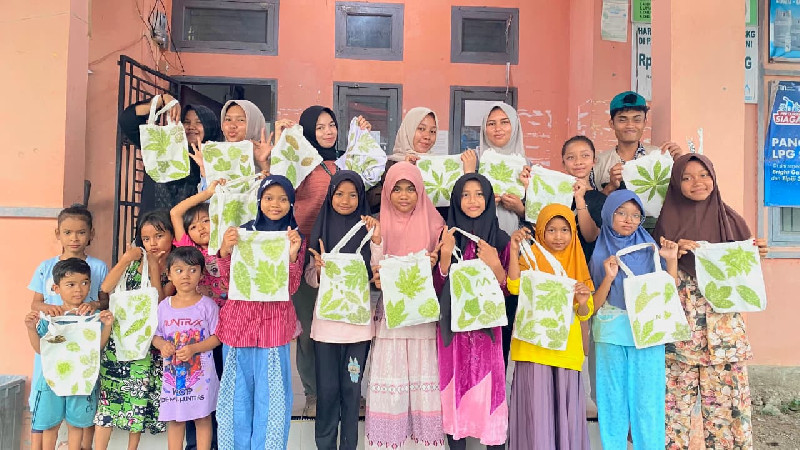Sulap Daun Jadi Karya: Mahasiswa KKN USK Latih Warga Paru Cot Membuat Ecoprint