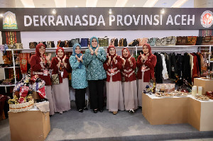 Ketua Dekranasda Aceh Tinjau Stand Kerajinan Aceh di HUT Dekranas ke-46