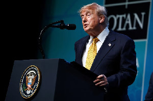 Trump Umumkan Tarif 20 Persen untuk Kargo di Selat Hormuz, Picu Kecaman Internasional