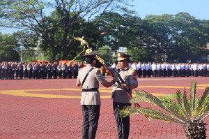 Irjen Pol Marzuki Ali Basyah Serahkan Pataka "Machdum Sakti" kepada Irjen Pol Ruddi Setiawan