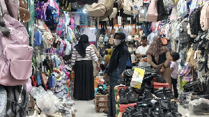 Jelang Tahun Ajaran Baru, Warga Padati Pasar Aceh Berburu Perlengkapan Sekolah