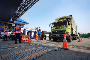 Jelang Penertiban ODOL 2027, Korlantas Polri Edukasi Sopir Truk di Tol Jakarta-Cikampek