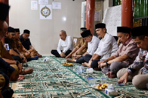 Sekda Aceh Takziah ke Rumah Duka Ibunda Pemred Serambi Indonesia di Sigli