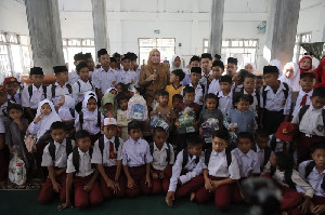Ketua TP PKK Aceh Berbagi Seragam di Sekolah Darurat Pantan Nangka