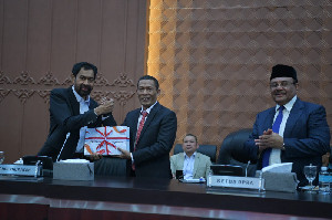 &lrm;Gubernur Aceh Sampaikan Raqan Pertanggungjawaban Pelaksanaan APBA 2025 ke DPRA