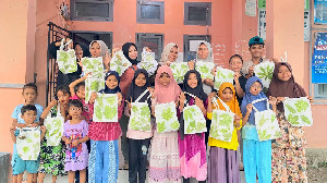 Sulap Daun Jadi Karya: Mahasiswa KKN USK Latih Warga Paru Cot Membuat Ecoprint