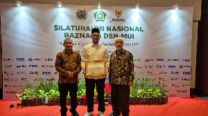 Ketua DPS Bank Aceh Syariah Sabet Anugerah Kepatuhan Zakat Berdampak dari BAZNAS-DSN MUI