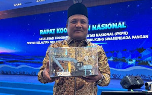 Bupati Mukhlis Terima Bantuan Excavator KKP, Fokus Rehabilitasi Tambak Terdampak Banjir