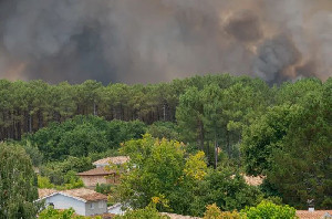Api Lahap 3.400 Hektare Hutan di Prancis, 20.000 Warga dan Wisatawan Mengungsi