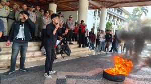 Demo Kantor Gubernur, Massa Aksi Nilai Negara Gagal Tangani Banjir di Aceh