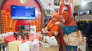 Dekranasda Banda Aceh Raup Omzet Rp40 Juta di Expo APEKSI, Parfum Paling Laku