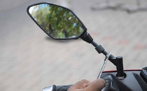 Jangan Copot Spion Motor! Ada Aturan dan Ancaman Denda Rp250 Ribu