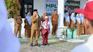 Bupati Aceh Barat Antar Dua Anak Yatim pada Hari Pertama Masuk Sekolah