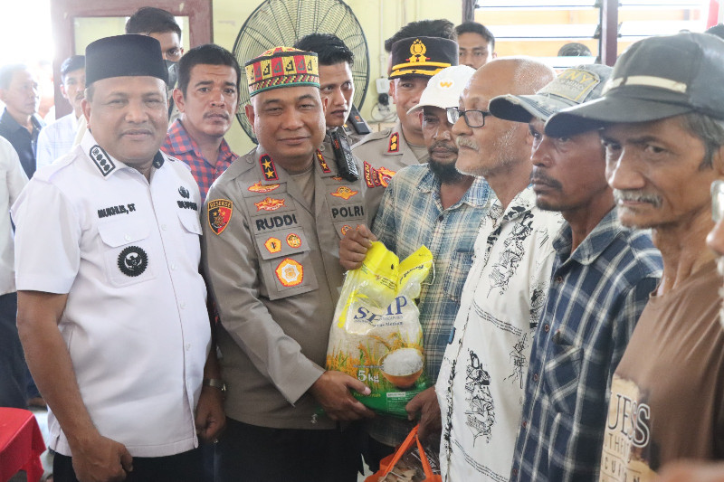 Kapolda Aceh Serahkan 1.000 Paket Sembako untuk Masyarakat Terdampak Bencana di Bireuen