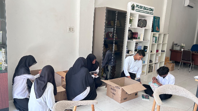 UIN Ar-Raniry Dukung Distribusi 10 Pojok Baca untuk Sekolah Terdampak Bencana di Aceh