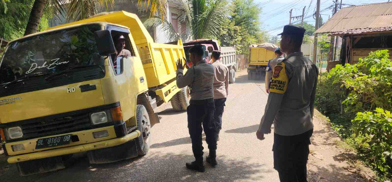 Truk Bermuatan Pasir Resahkan Warga Darul Kamal, Polisi Tegur Sopir