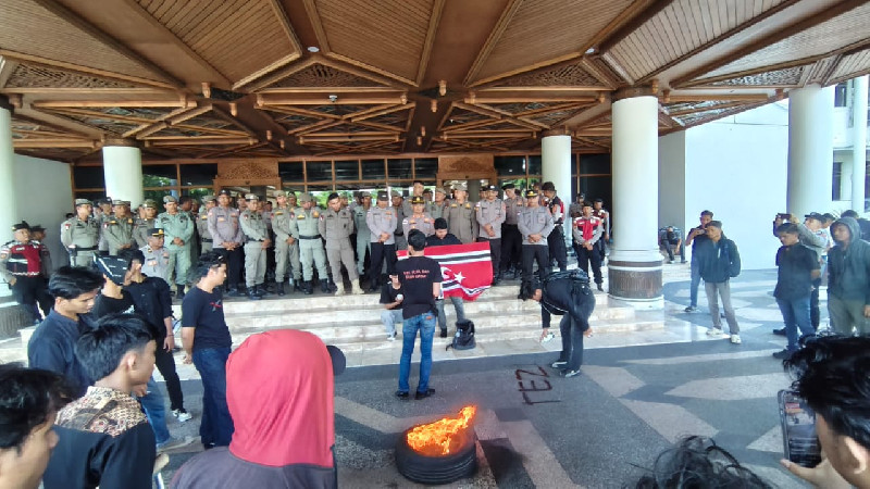 Kritik Penanganan Bencana Aceh, Massa Bentangkan Bendera Bintang Bulan dan Bakar Ban