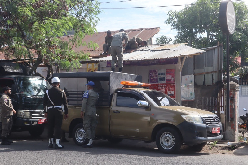 13 Kanopi dan Lapak Ikan di Atas Drainase Ditertibkan Satpol PP Aceh Besar