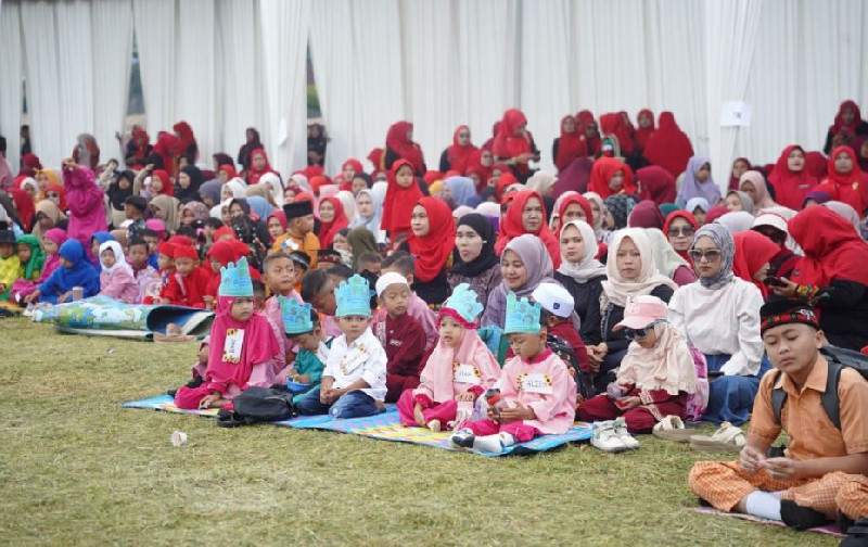 Ribuan Murid Baru di Aceh Tengah Ikuti Prosesi Adat Munyerahni Murid Ku Tengku Guru