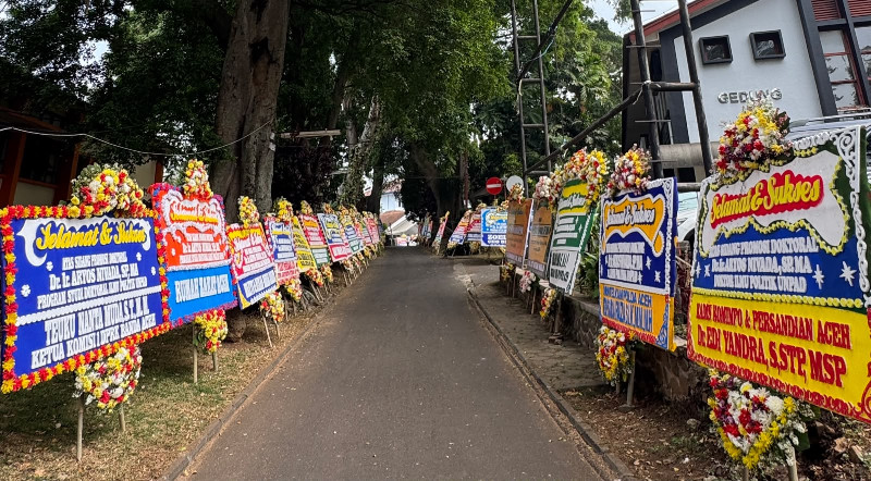 124 Papan Bunga Sambut Sidang Terbuka Promosi Doktoral Aryos Nivada di Unpad, Jadi Simbol Dukungan untuk Pendidikan
