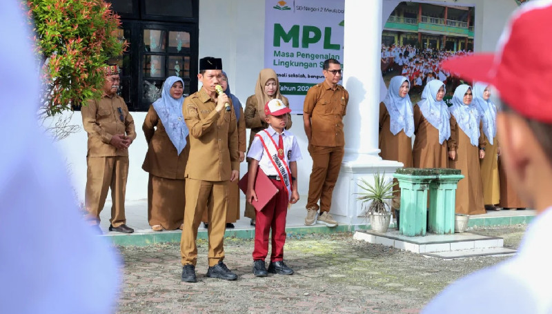 Bupati Aceh Barat Antar Dua Anak Yatim pada Hari Pertama Masuk Sekolah