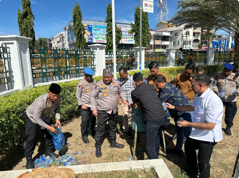 Wakapolda Aceh Turun Langsung Bersihkan Masjid Raya Usai Peringatan HDA