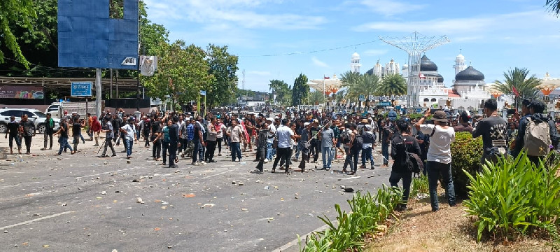 Tembakan Peringatan dan Gas Air Mata Warnai Pembubaran Massa Usai Aksi di Masjid Raya Baiturrahman