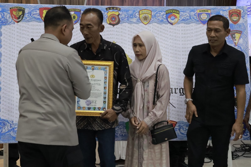 Kapolda Aceh Berikan Penghargaan atas Jasa Almarhum Pratu Galuh Nugraha