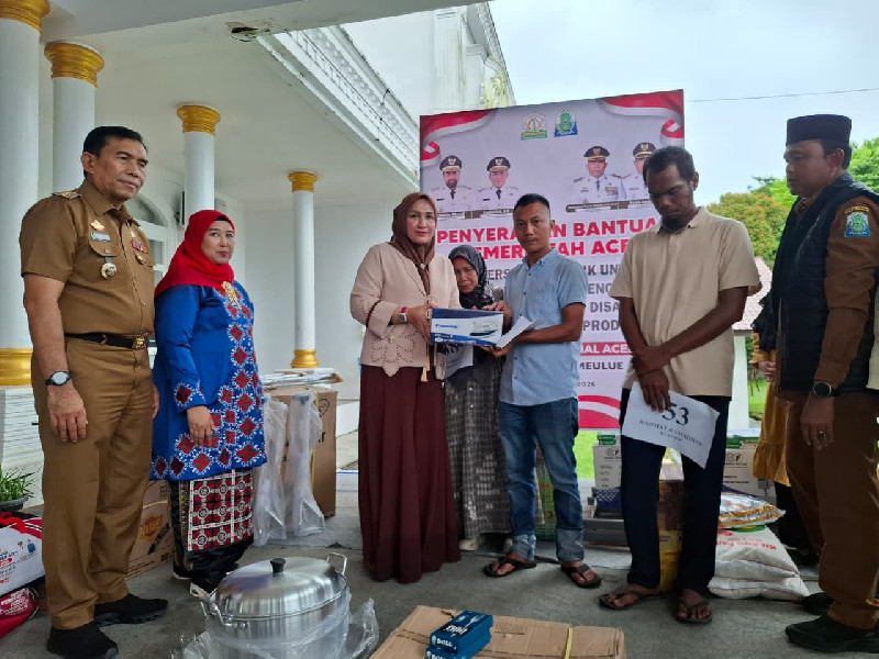 Tiba di Bumi Ate Fulawan, Kak Na Serahkan Bufferstok Senilai Rp2.2 Miliar