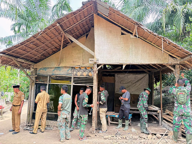 Haru Bahagia Guru Ngaji Rumah Reyotnya Dibangun Permanen Jenderal TNI