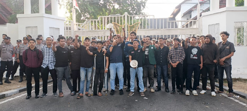 Aliansi Aneuk Nanggroe Gelar Aksi di Kantor Gubernur Aceh, Singgung Bencana hingga Referendum