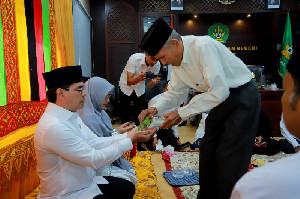 Rektor UIN Ar-Raniry dan Istri Dipeusijuek, Awali Amanah Periode 2026-2030