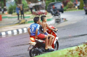 Bahaya Anak Berkendara di Jalan Raya, Ketahui Risiko dan Aturannya