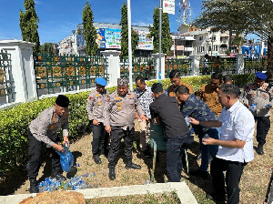 Wakapolda Aceh Turun Langsung Bersihkan Masjid Raya Usai Peringatan HDA
