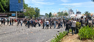 Tembakan Peringatan dan Gas Air Mata Warnai Pembubaran Massa Usai Aksi di Masjid Raya Baiturrahman