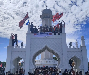 Massa Zikir Akbar di Masjid Raya Baiturrahman Kibarkan Bendera Bulan Bintang
