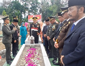 Pemkab Bireuen Gelar Ziarah Makam Pahlawan Kolonel Husein Yusuf