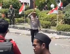 Kapolda Aceh Temui Massa Seorang Diri, Sejumlah Warga yang Diamankan Dibebaskan