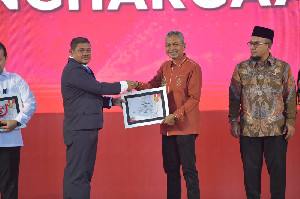 Hari Damai Aceh 2026: Gubernur Anugerahkan Penghargaan kepada Puluhan Tokoh, Termasuk Azanuddin Kurnia