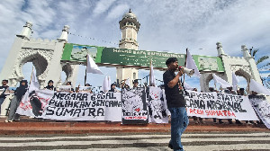 Kibarkan Bendera Putih, Koalisi Sipil Kritik Lambannya Pemulihan Bencana Aceh-Sumatra