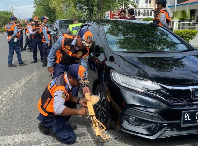 Parkir Sembarangan di KTL Banda Aceh, 10 Mobil Digembok dan Ditilang